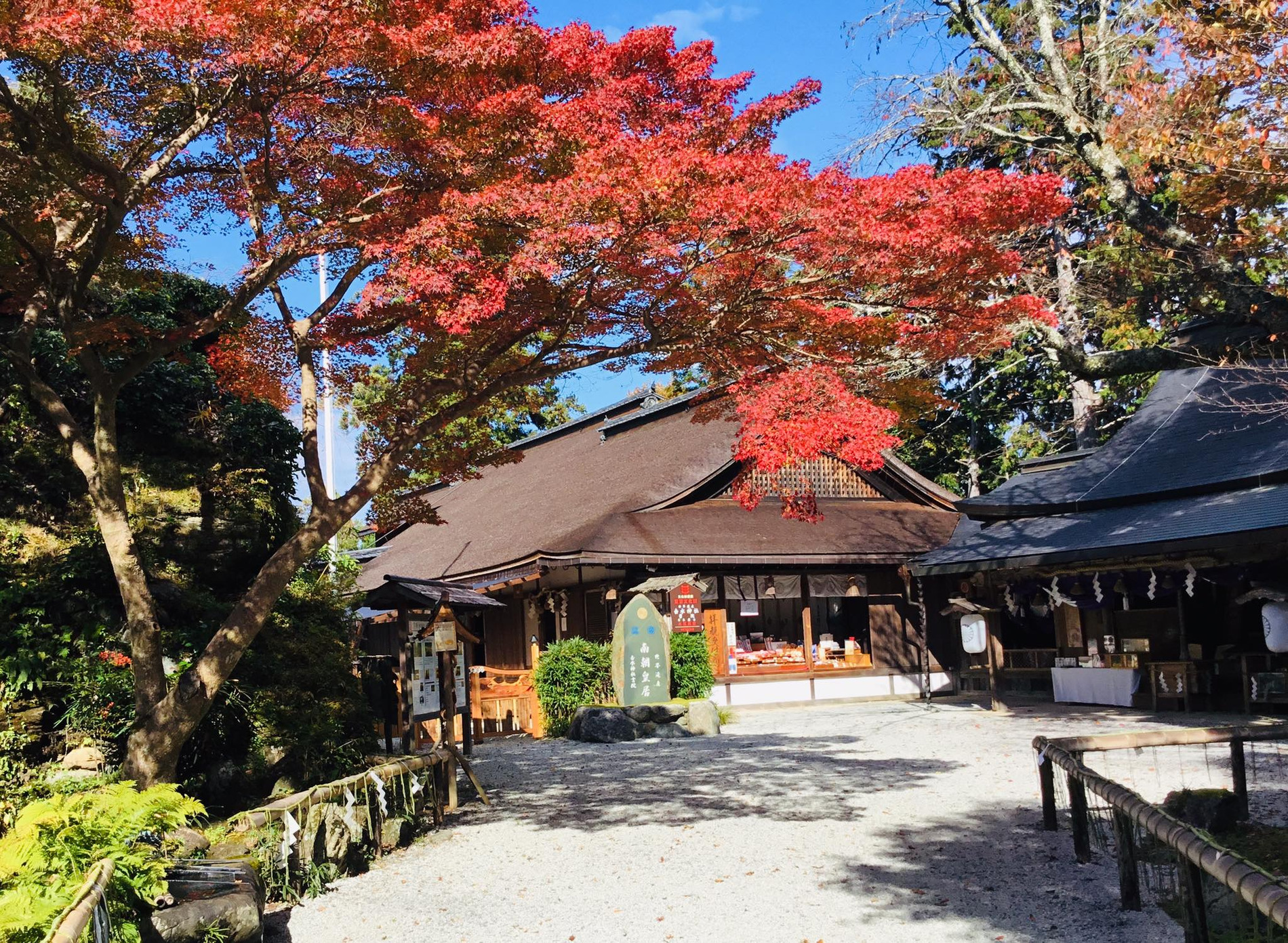 吉野山吉水神社社殿與紅葉