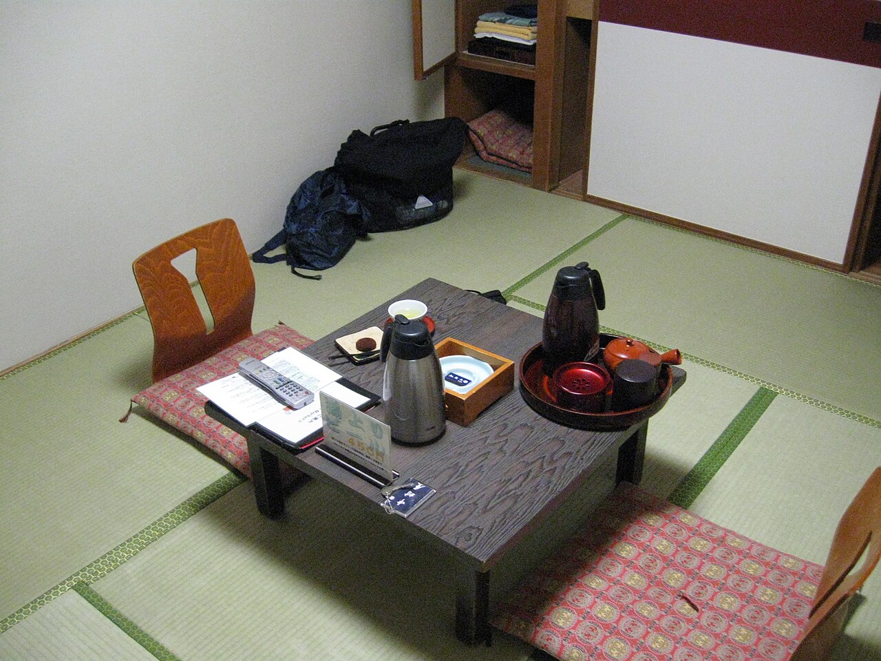 京都日式旅館房間的榻榻米、矮桌與茶具