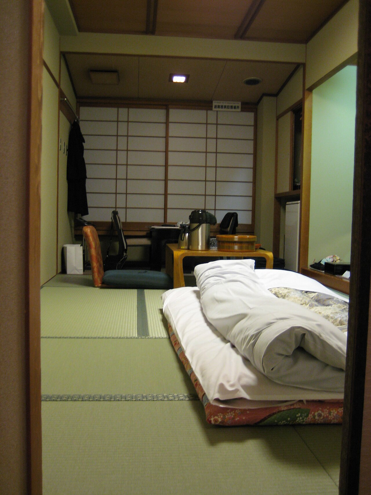 京都日式旅館客房裡已鋪好的床墊與被褥
