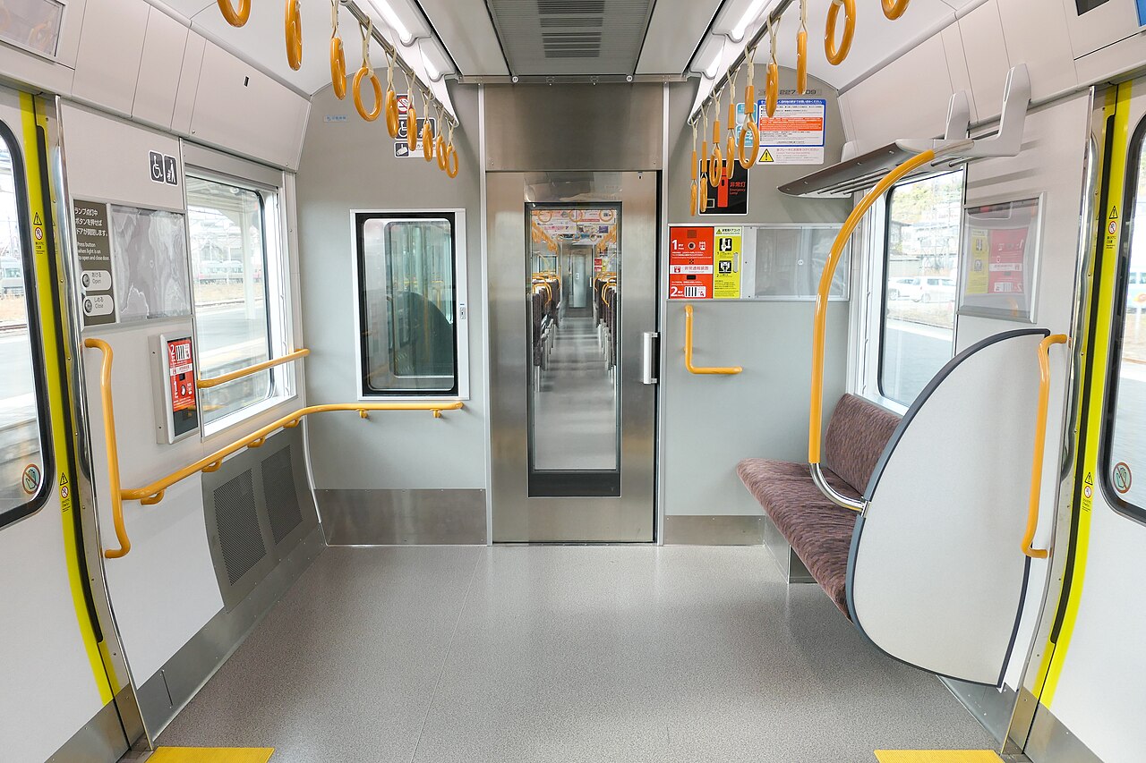 日本 JR 西日本列車內的輪椅與嬰兒車共用空間