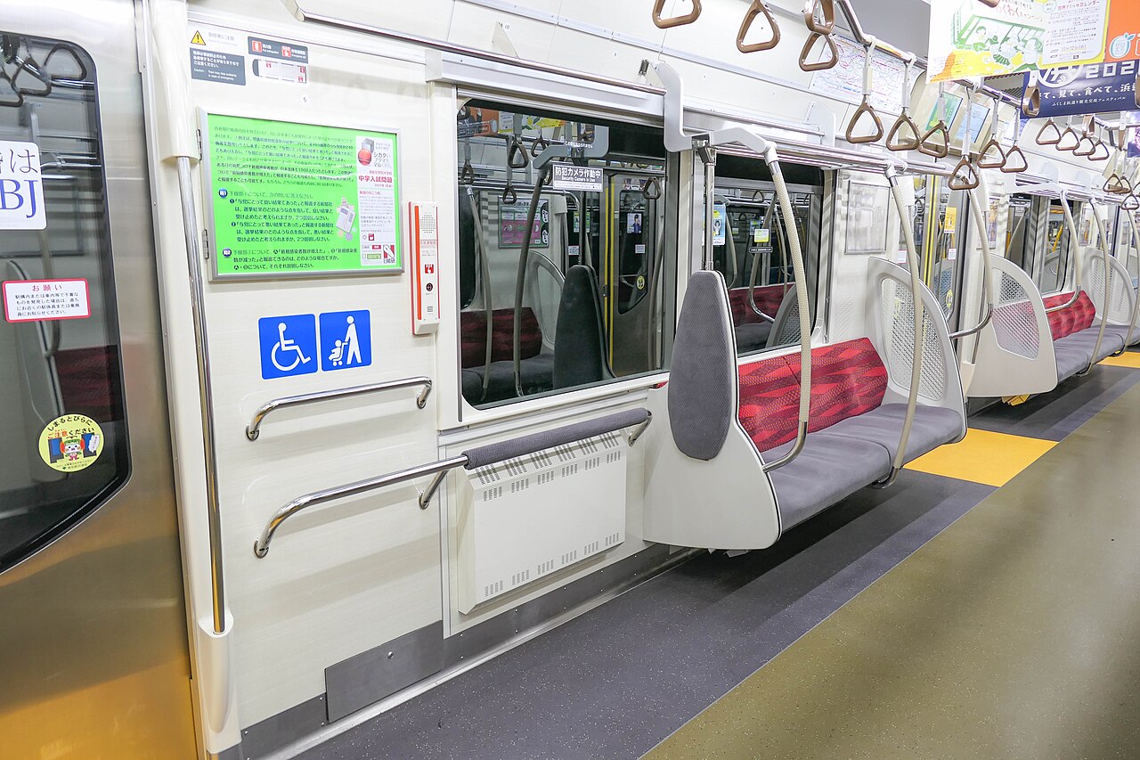 東京都交通局列車內的輪椅與嬰兒車共用空間