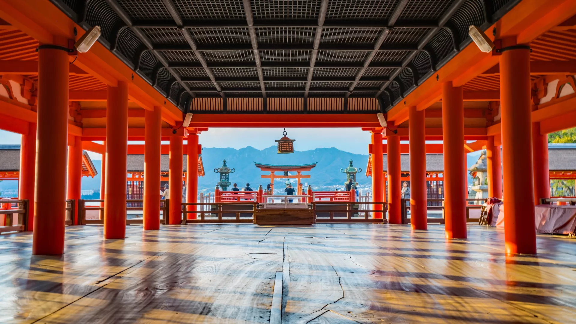 嚴島神社朱紅色社殿內望向海上大鳥居與瀨戶內海