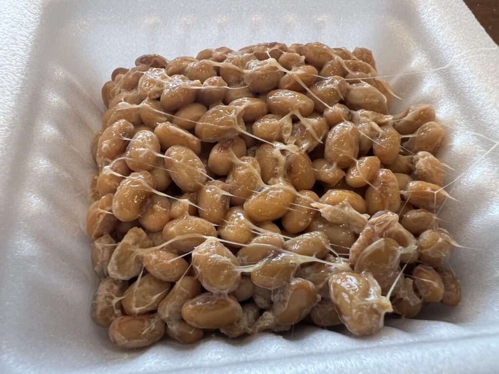 おかめ納豆「極小粒ミニ3」開封後豆粒