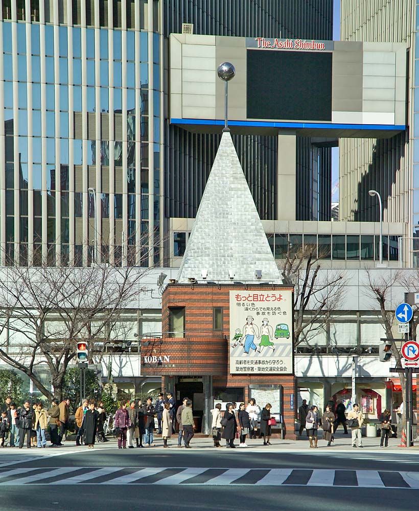 東京銀座的交番外觀,建物上可見 KOBAN 標示