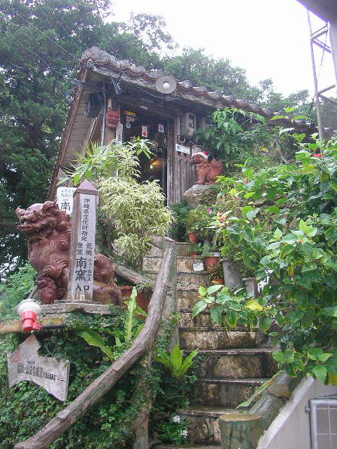 壺屋 Yachimun Street 的傳統石牆與街道