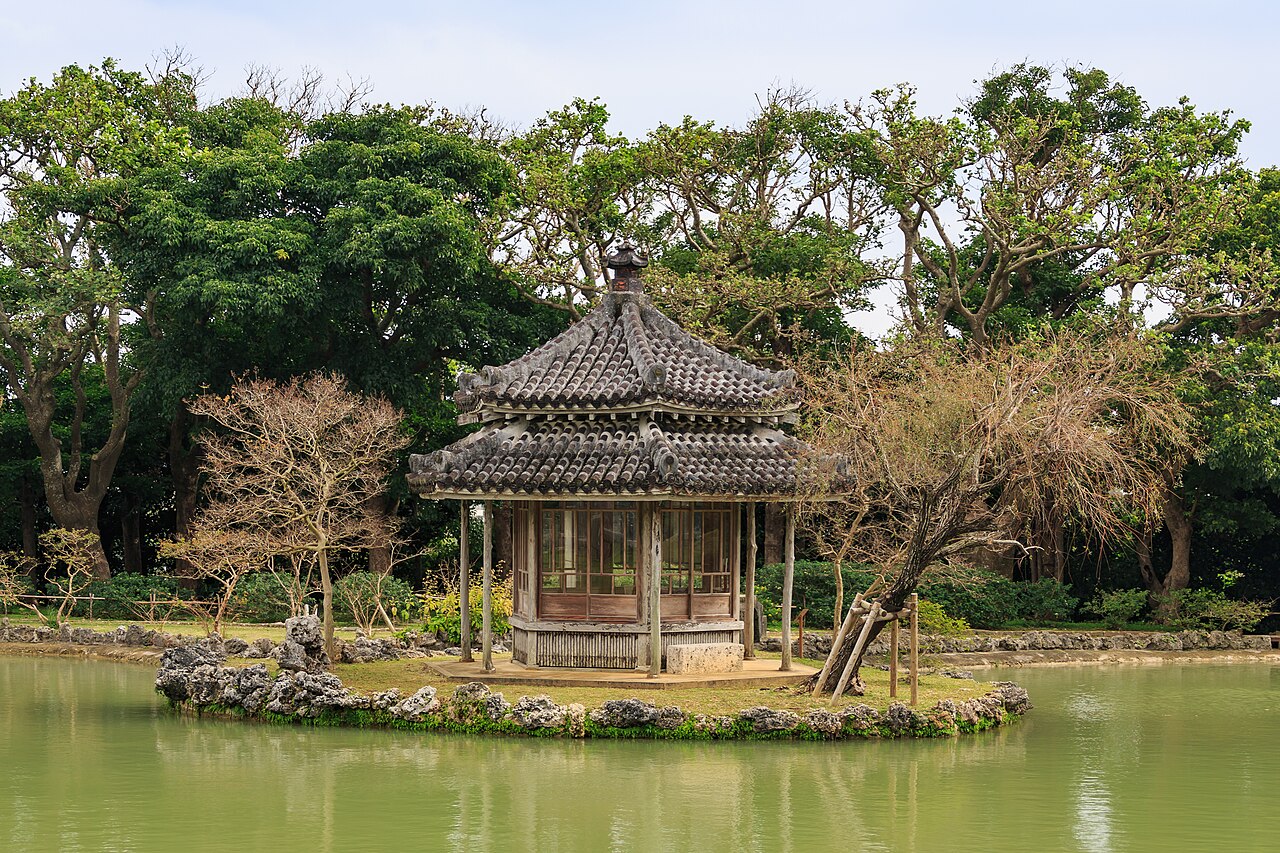 識名園池塘與六角堂