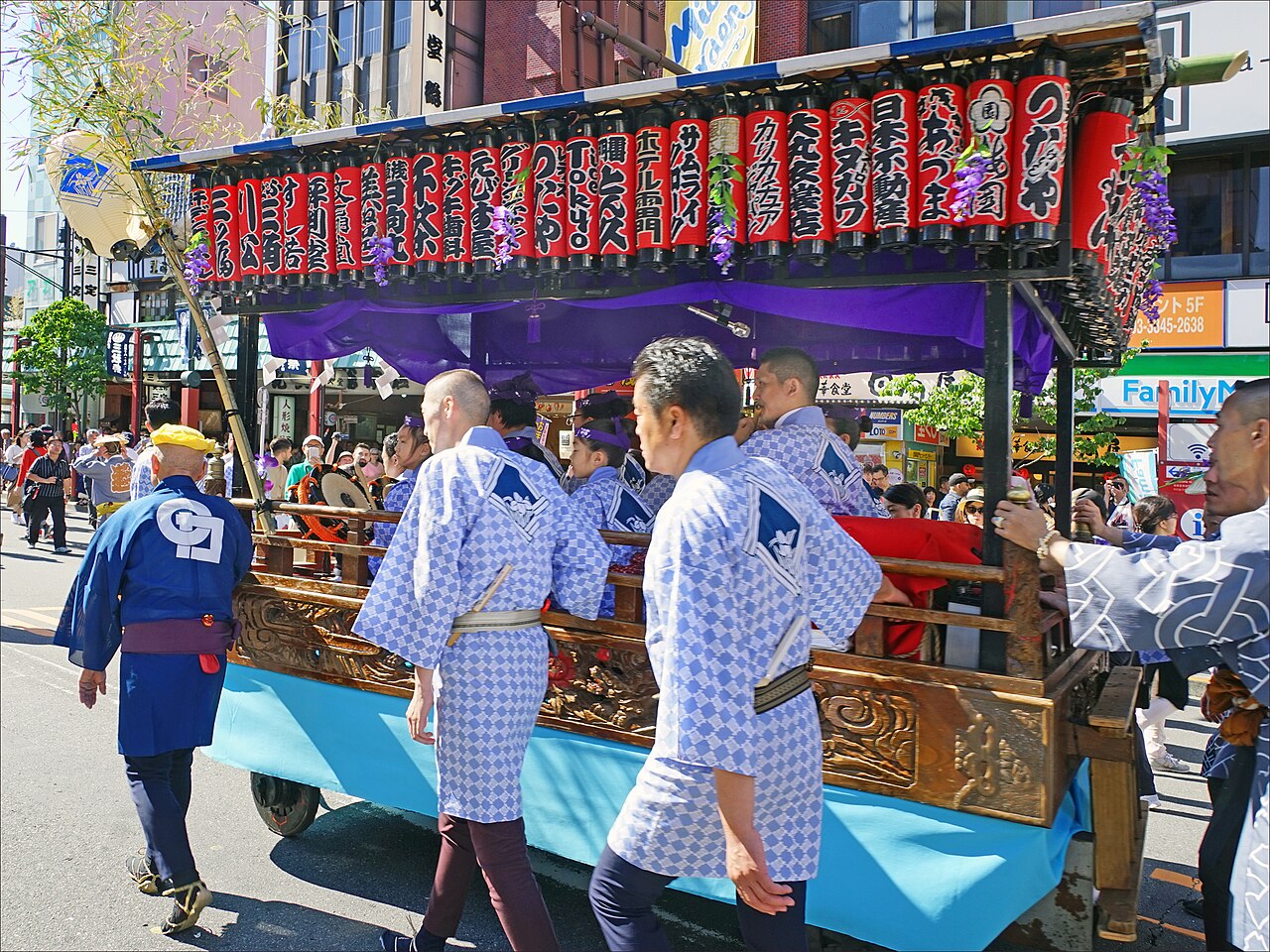 三社祭期間淺草街區的祭典隊伍