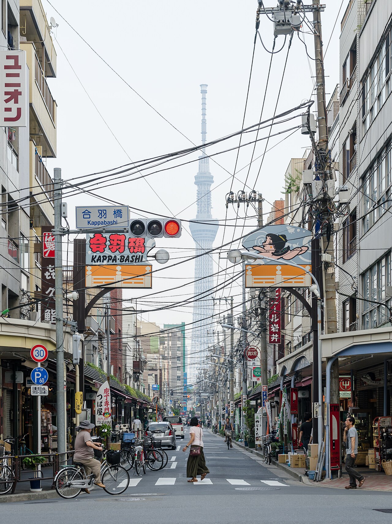 合羽橋道具街與遠方晴空塔