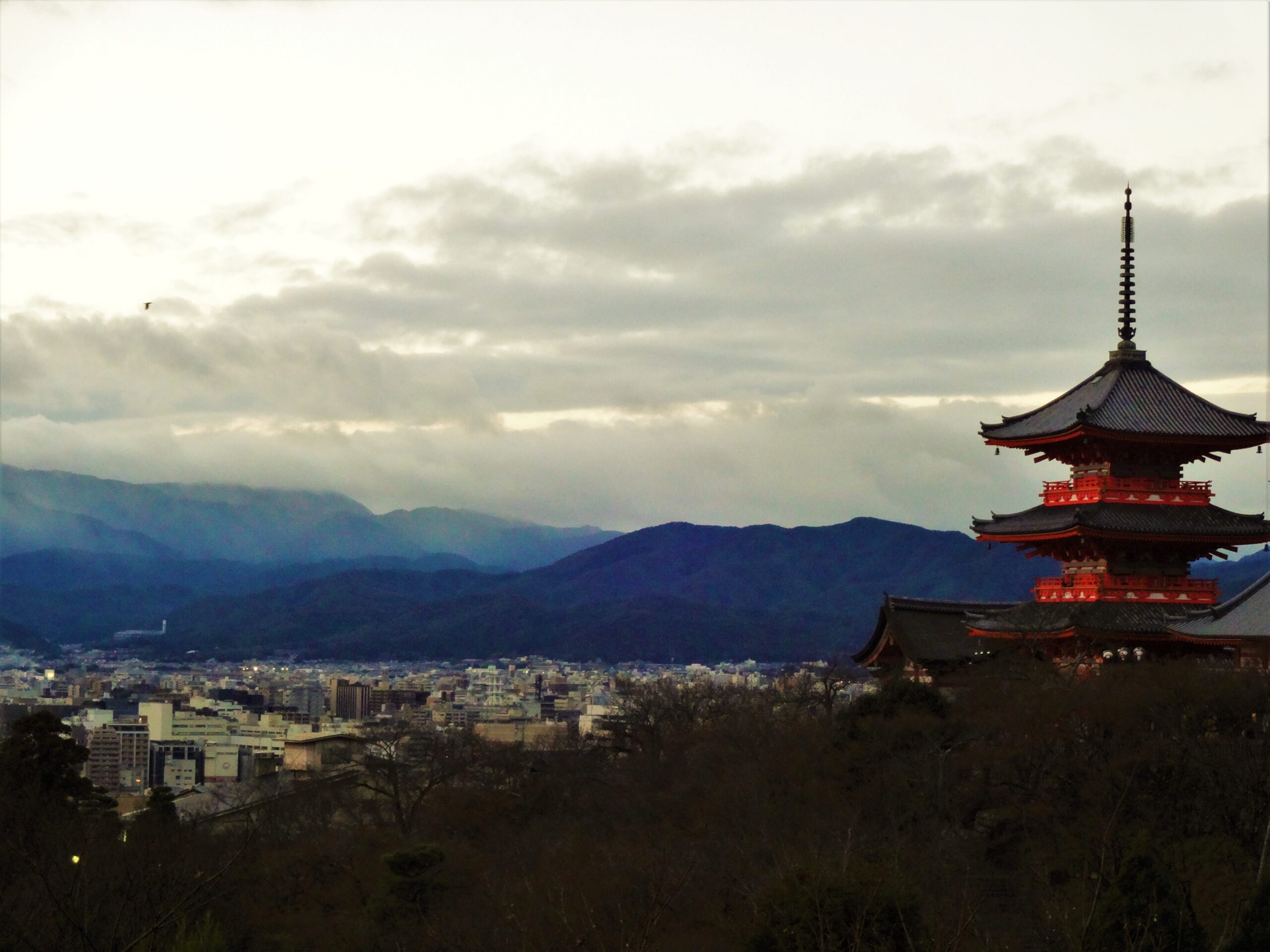 清水寺本堂與舞台向山崖外延伸的全景,背景可見京都街區