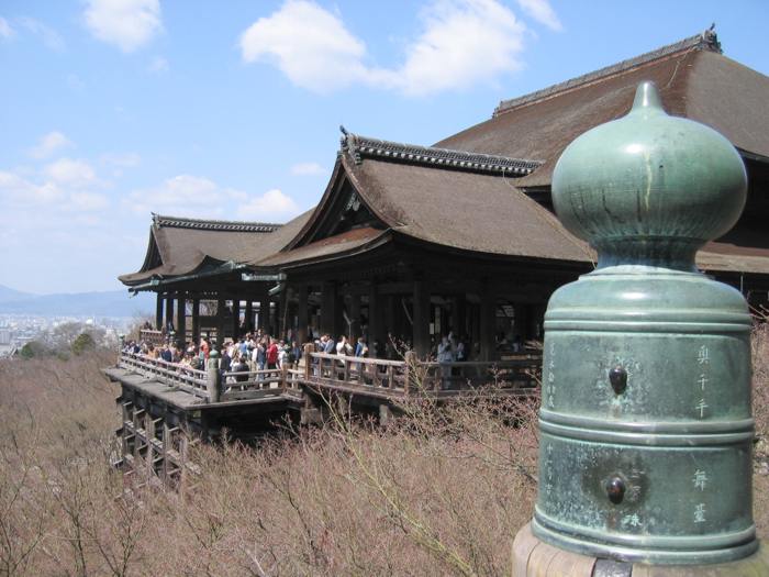 從奧之院望向清水寺本堂與伸出山崖的清水舞台