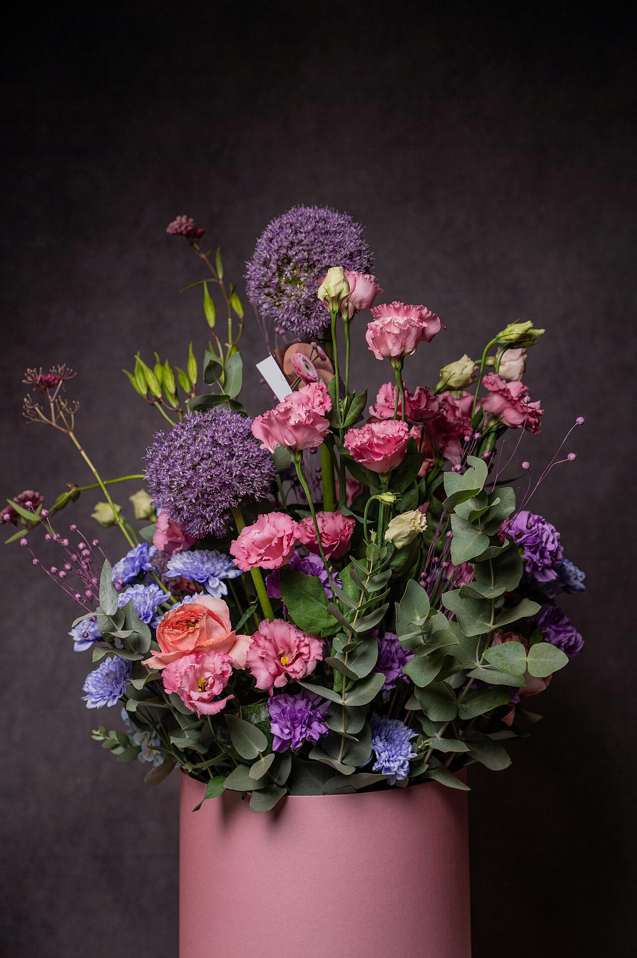 插在花瓶中的花藝作品，呈現不同高度與花型