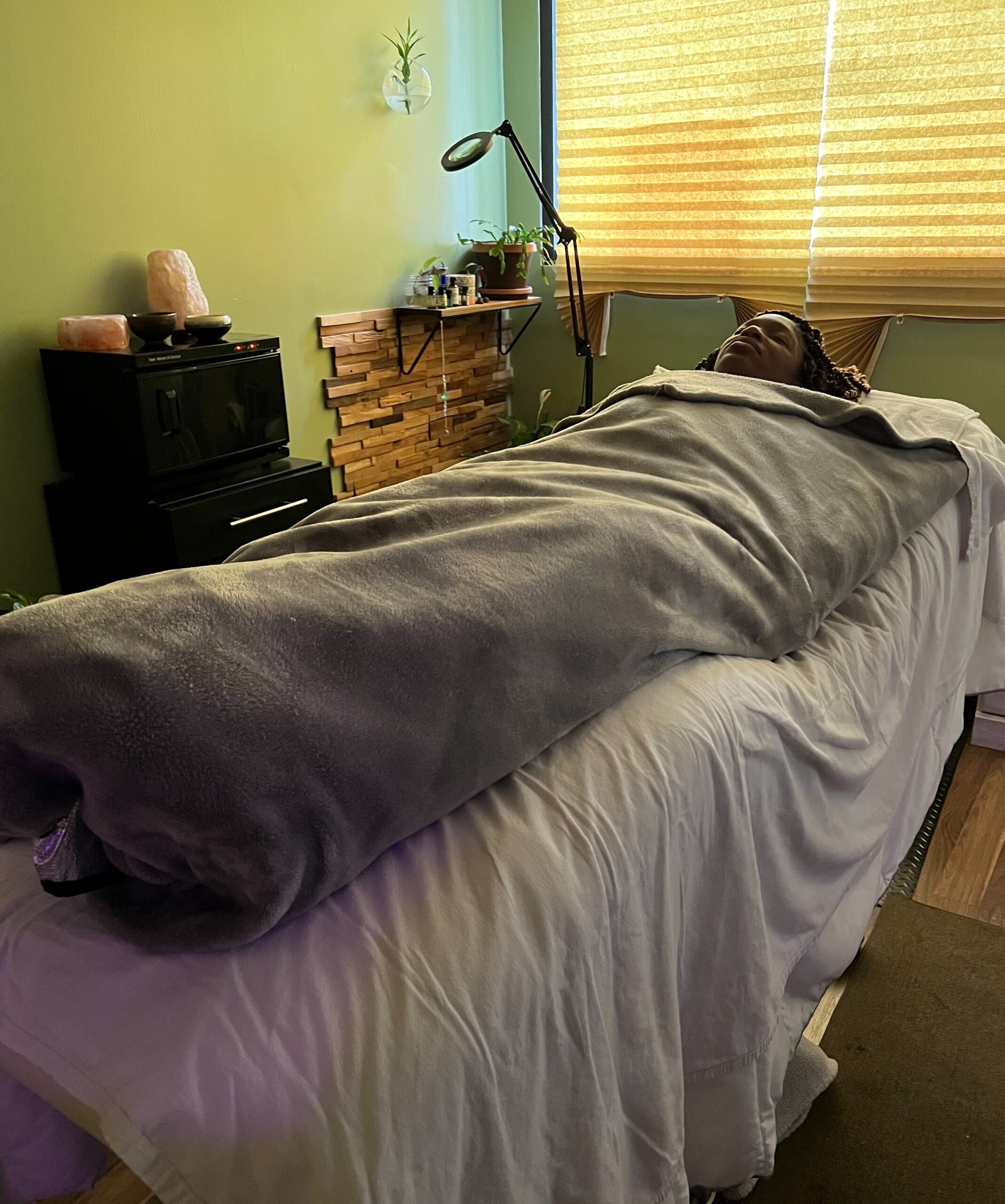 SPA 身體裹敷實拍:客人以溫暖毛毯包覆,讓身體護理產品停留