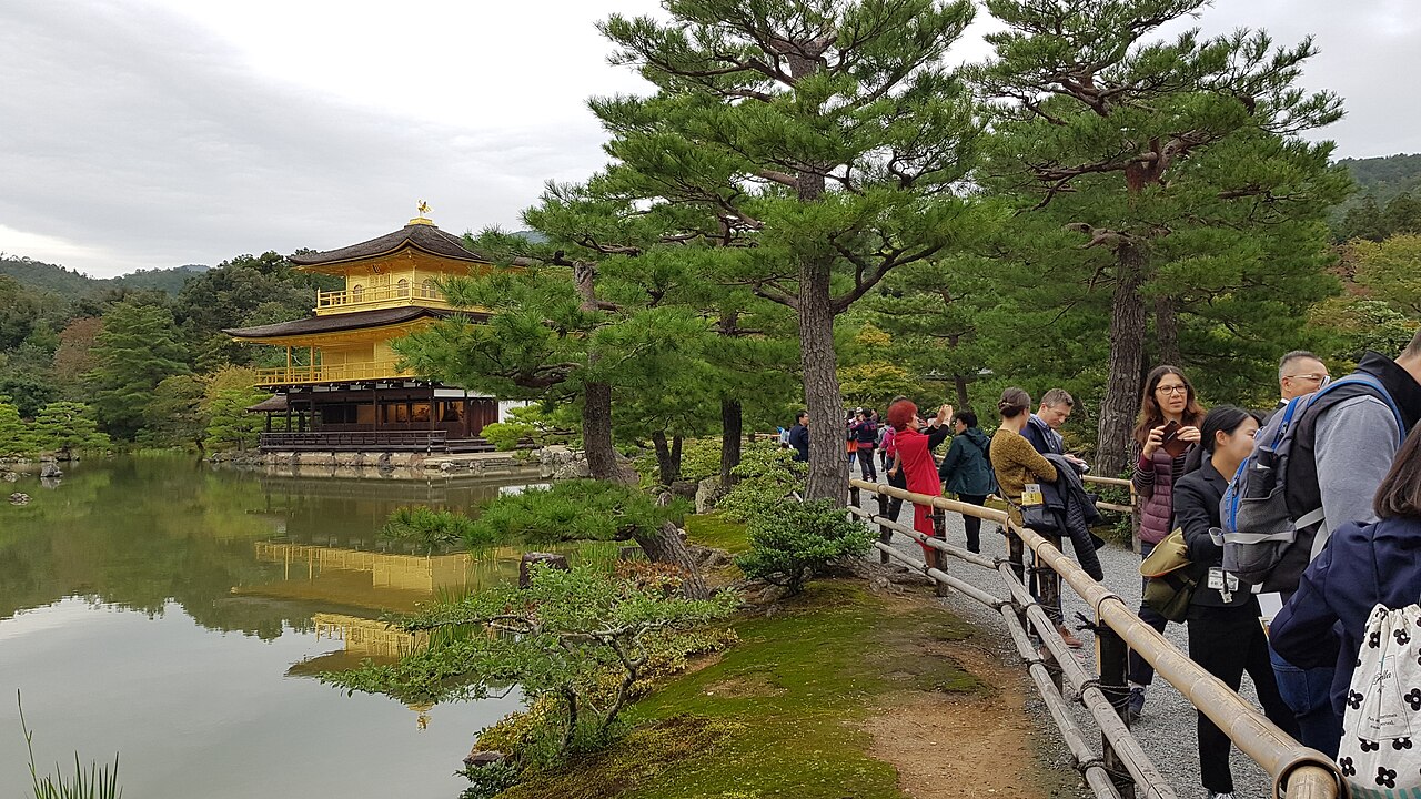 金閣寺庭園步道旁再度望見金閣的景觀