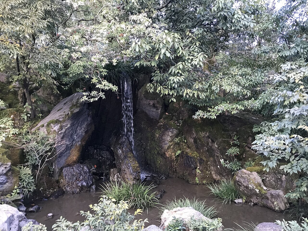 鹿苑寺園內的龍門瀑布與鯉魚石
