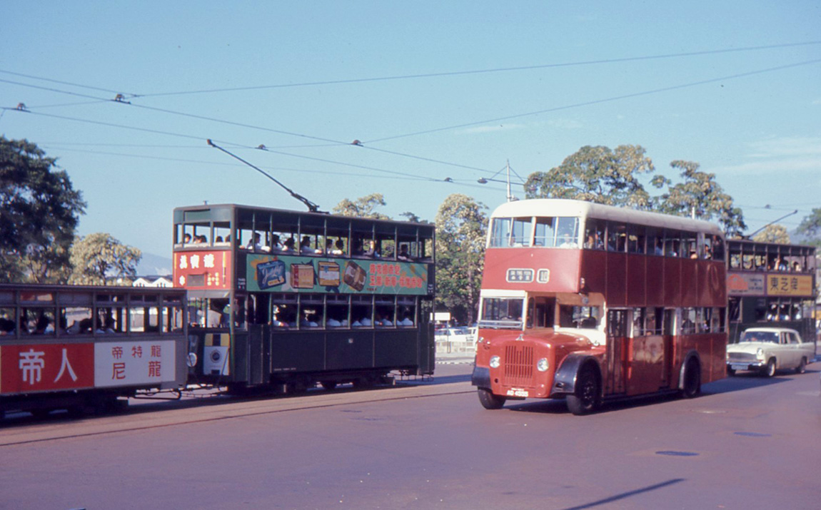 1967年中環皇后大道中有雙層巴士、雙層電車及拖卡同路行駛
