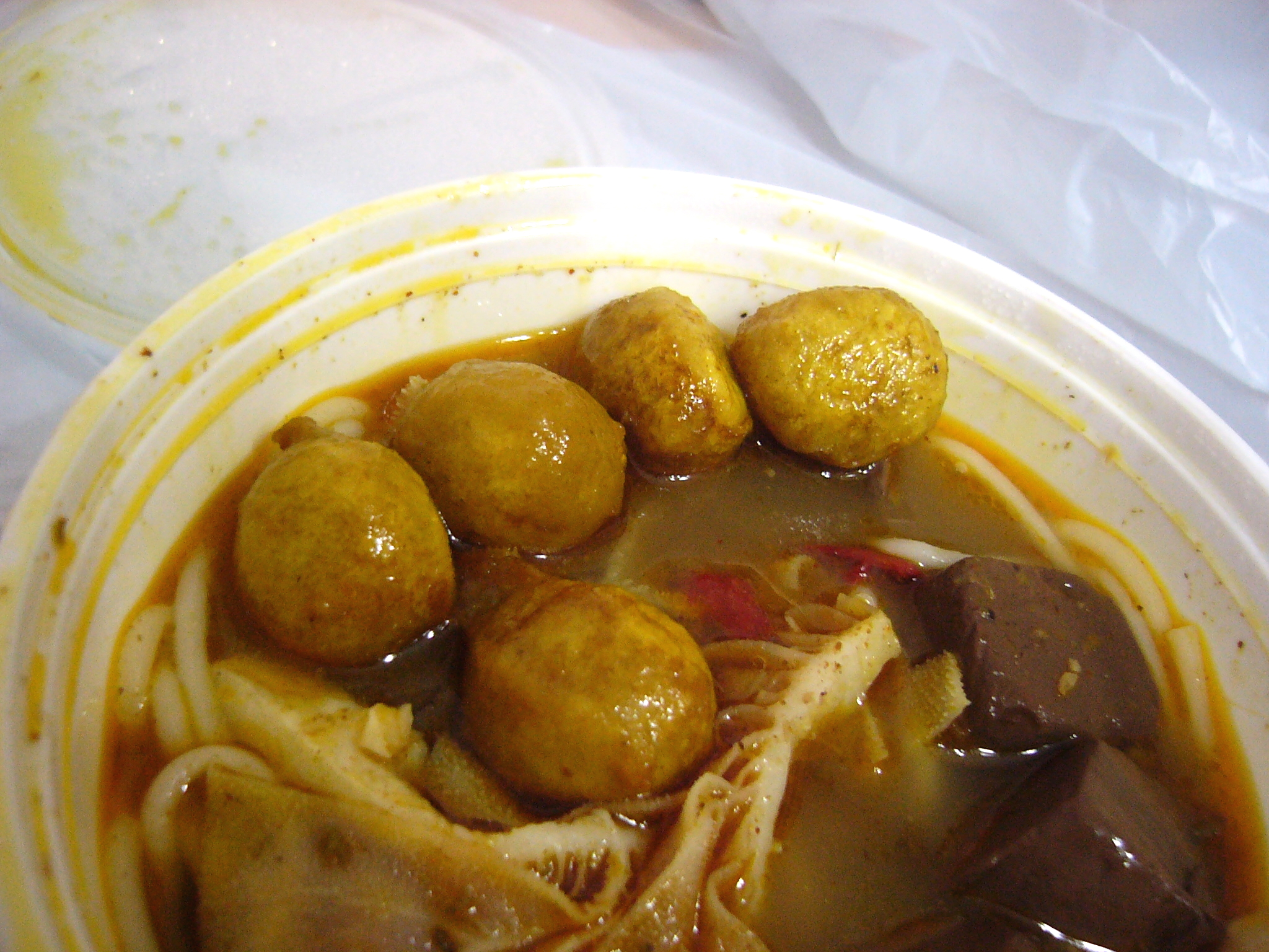 香港車仔麵中的咖喱魚蛋街頭樣本