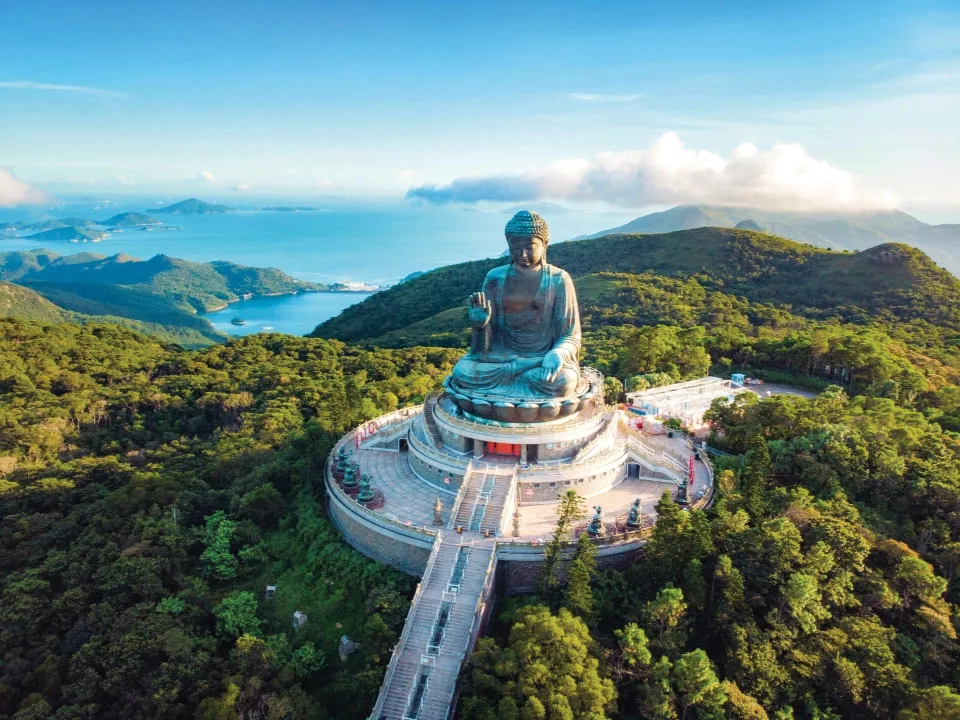 大嶼山群山環抱中的天壇大佛