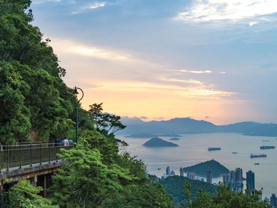 盧吉道觀景步道遠望維港與山巒
