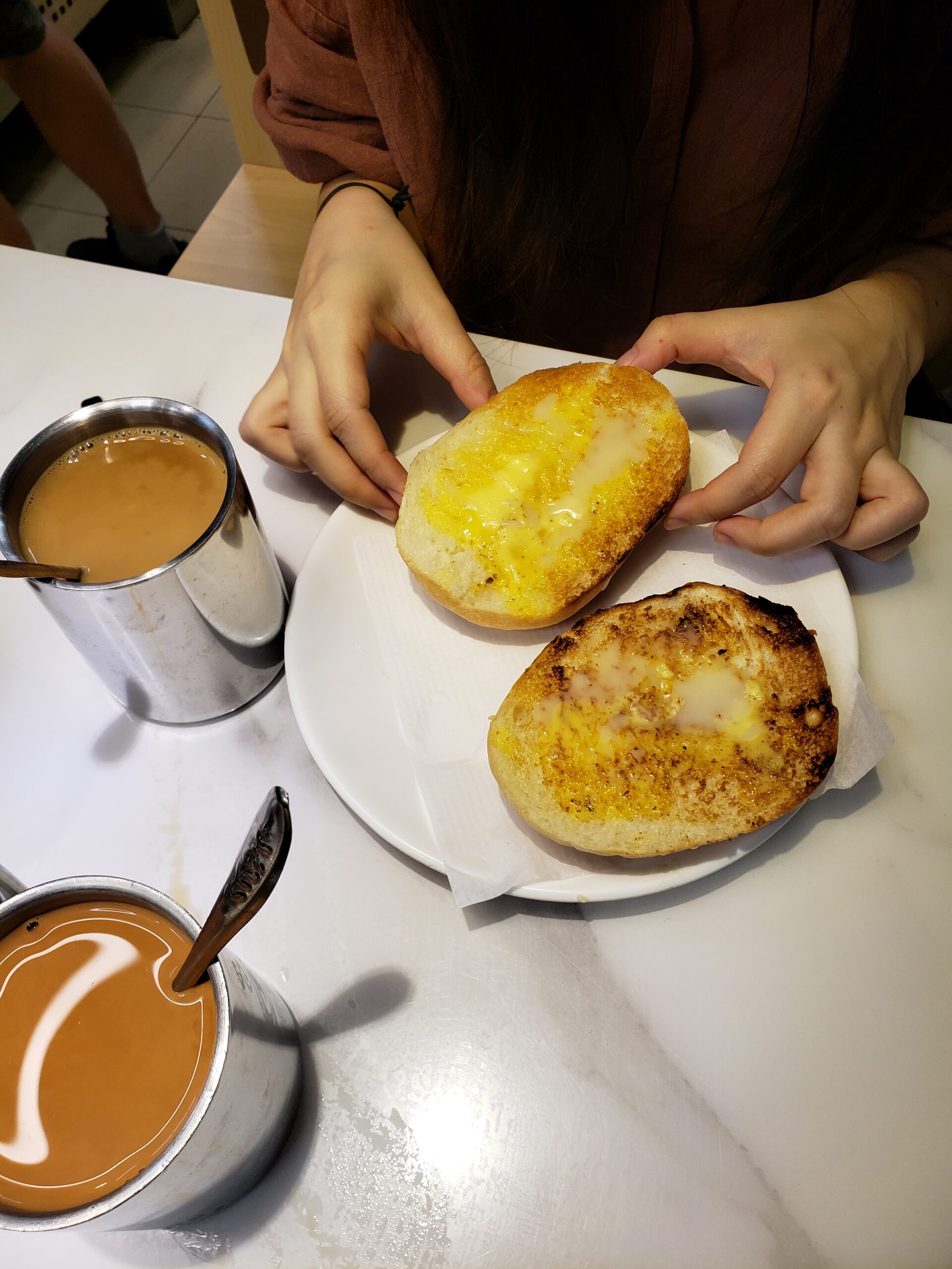 海星快餐店2021年奶油豬照片，旁邊配有港式奶茶；CC0