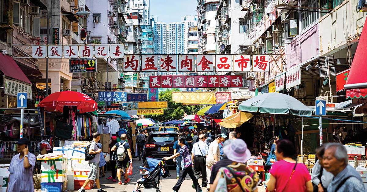 深水埗街市一帶的街道與商販景象，作為本文所述舊區採買環境示例