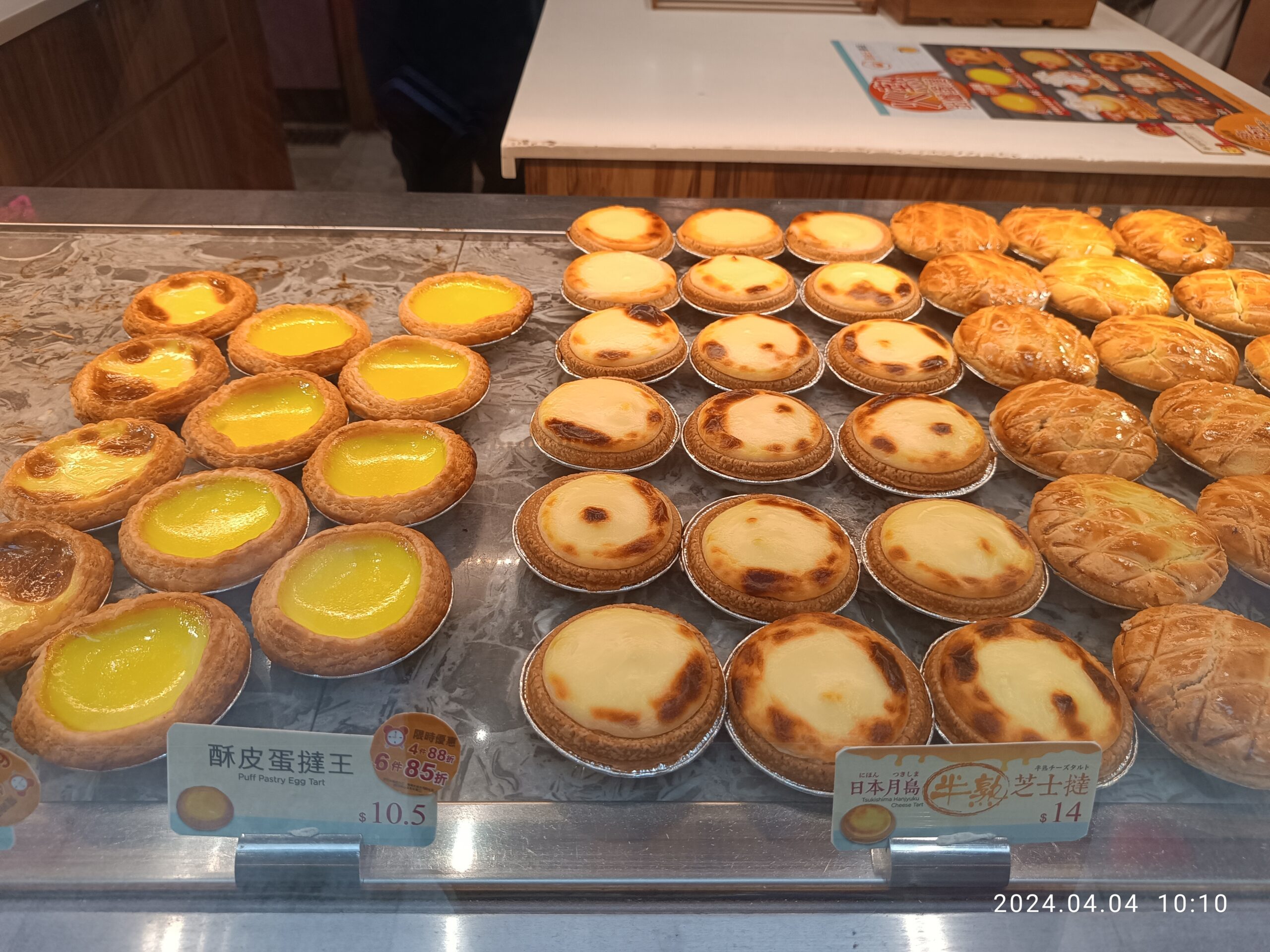 蛋撻王灣仔利東街分店的蛋撻展示櫃