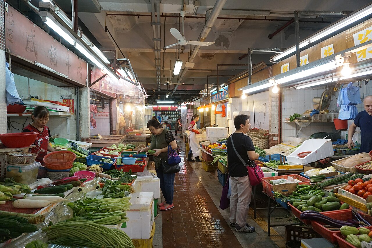 觀塘翠屏街市內的蔬菜、肉類與海鮮檔