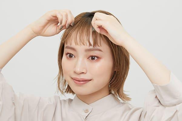 資生堂原文示範以指尖少量整理瀏海髮束