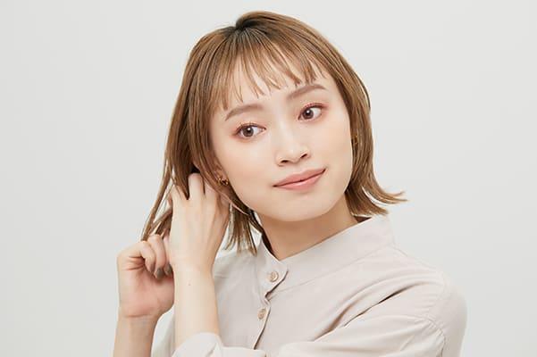 資生堂原文示範將造型用髮油帶到髮中與髮尾