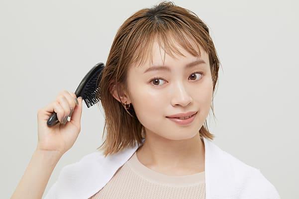 資生堂原文示範以梳具將洗後髮油帶開